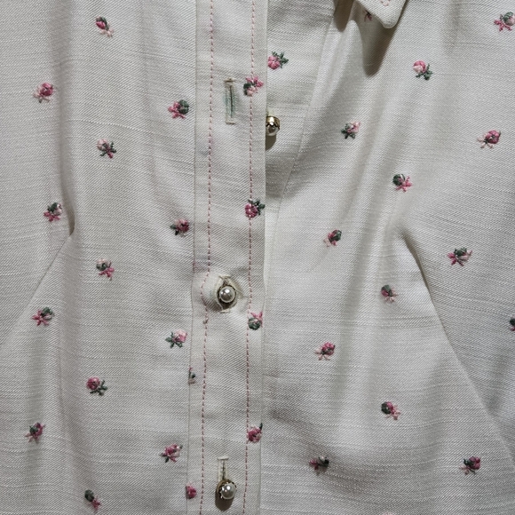 Vintage collard dress with hand sewn flowers and pearl buttons - Picture 3 of 5